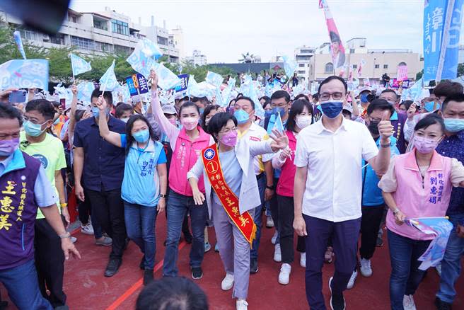 朱立倫等彰化縣各級民代，超過百人陪同王惠美進場。（吳建輝攝）