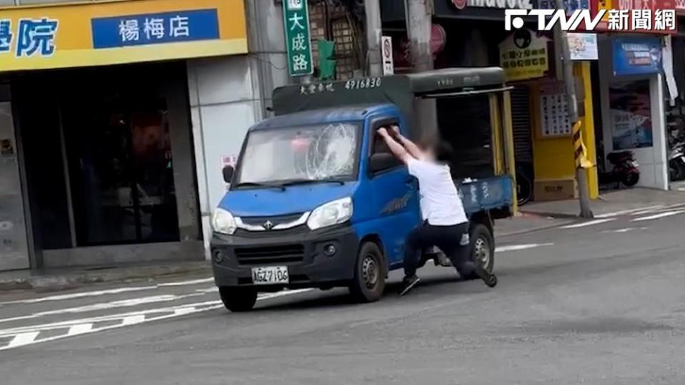 男子徒手砸壞小貨車擋風玻璃。（圖／FB：我是楊梅人）