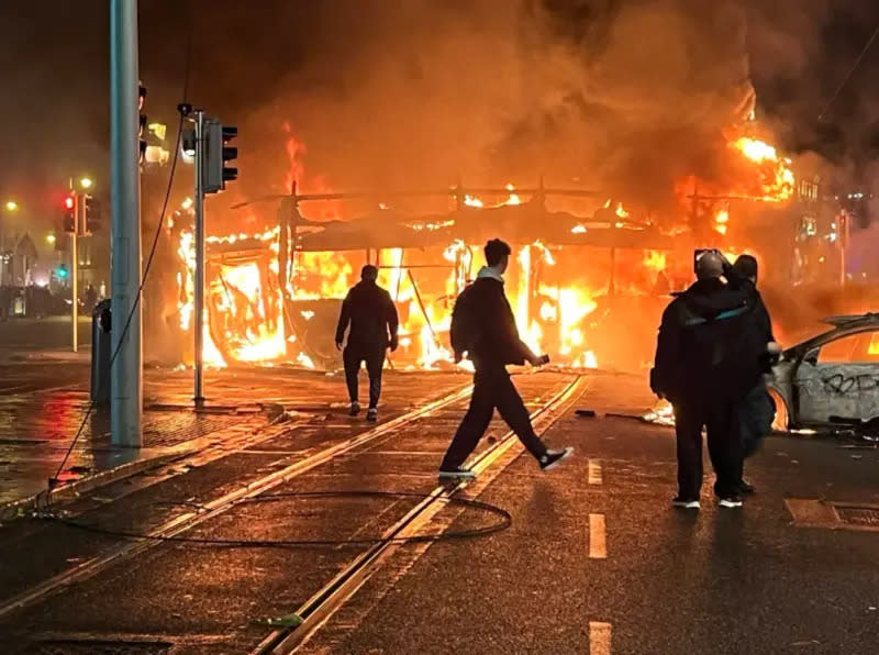 ▲愛爾蘭都柏林23日發生持刀傷人事件，事後引發反移民的街頭示威及警民衝突。（圖／翻攝自愛爾蘭時報）
