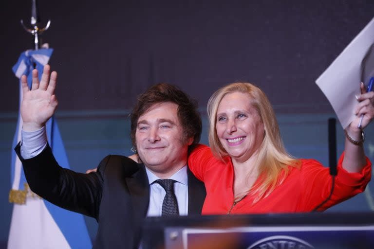 Javier Milei junto a su hermana Karina después de subir al escenario del búnker