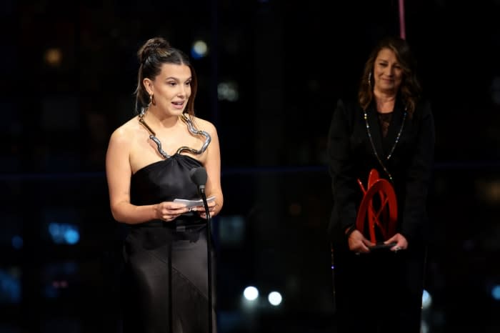 Millie Bobby Brown recoge un premio rodeada de su familia