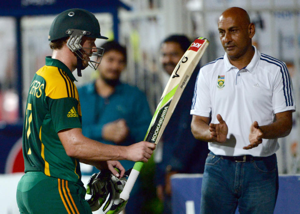 South African captain AB de Villiers (L) wave his bat and leaves the field after making 115 runs during the fifth and final one-day against Pakistan at the Sharjah Cricket Stadium in Sharjah on November 11, 2013. South Africa are winning the five-match series with an unbeatable 3-1 lead. AFP PHOTO/ASIF HASSAN