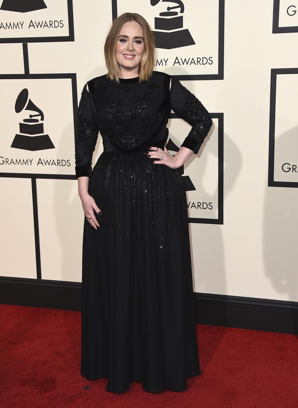 ARCHIVO - En esta fotografía del 15 de febrero de 2016, Adele llega a la 58a entrega anual de los Grammy en Los Angeles. (Foto Jordan Strauss/Invision/AP, archivo)