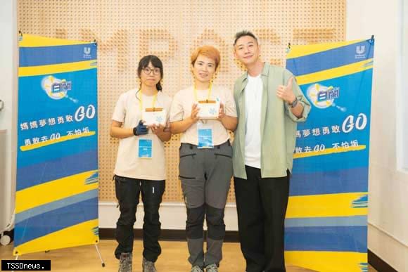 「媽媽夢想勇敢GO」計畫優勝，由聯合利華永續發展與企業傳播事務部負責人蕭錫安(右一)致贈優勝禮。
