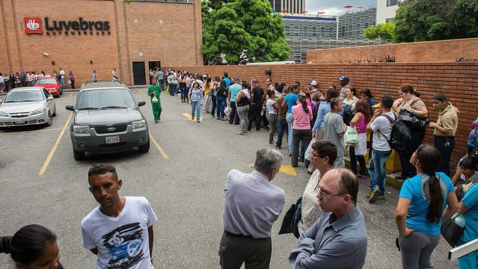 Las imágenes de venezolanos haciendo largas filas para comprar productos básicos le dieron la vuelta al mundo.