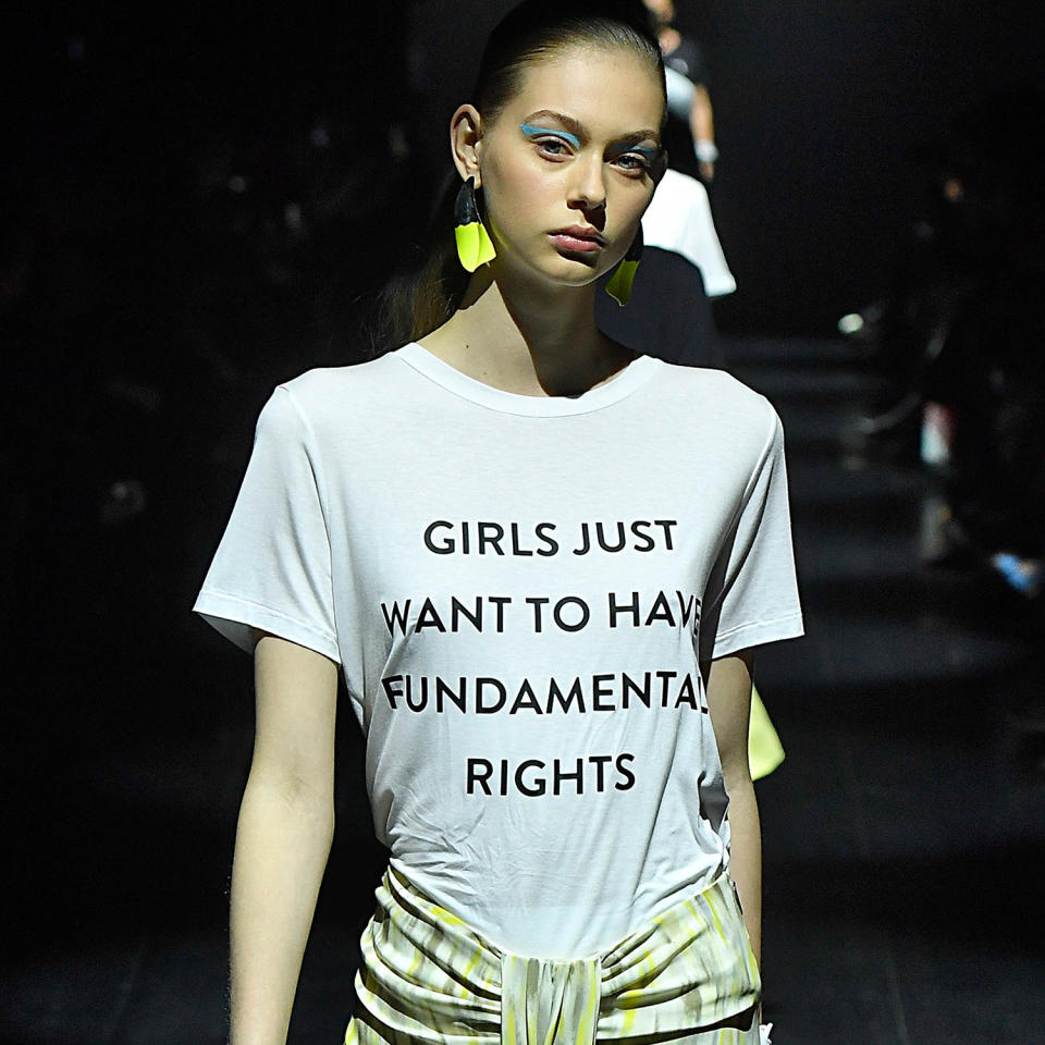 Feministische Motto-Shirts haben wir in den letzten Jahren auf vielen Laufstegen gesehen. (Bild: Getty Images)