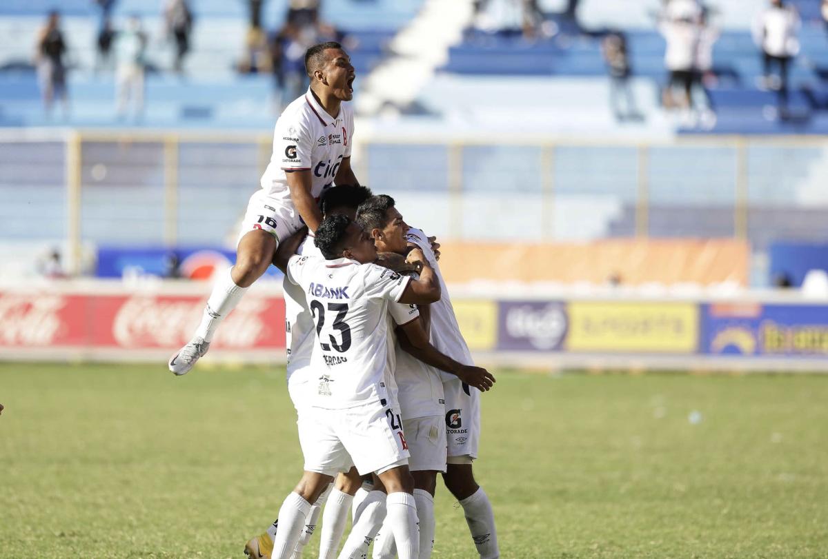 Águila and Chalatenango lead the league in El Salvador with Alianza lurking