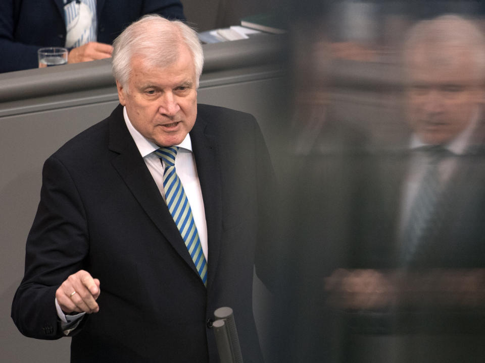 Seehofer will Bamf-Skandal aufklären und droht mit Konsequenzen. (Bild-Copyright: Ralf Hirschberger/dpa)