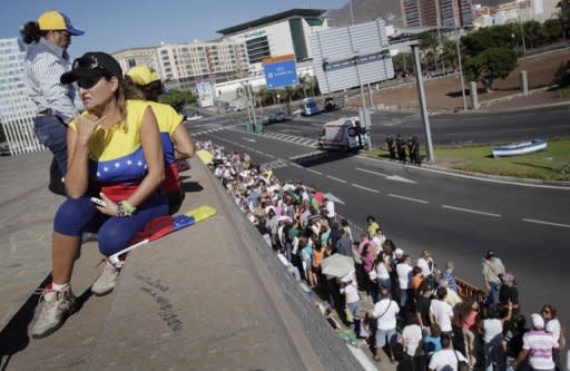 Hugo Chávez busca este domingo su reelección para permanecer dos décadas en el poder en la petrolera Venezuela, frente al joven ex gobernador Henrique Capriles Radonski, que preconiza un cambio del modelo socialista, en las elecciones presidenciales más inciertas desde 1998. (AFP | desiree martin)