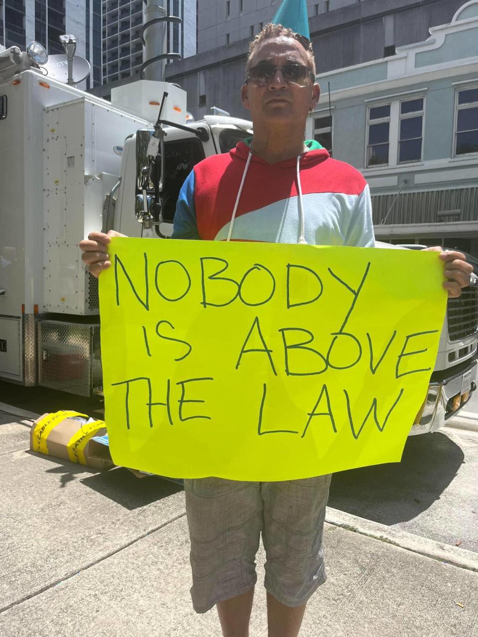 Luis Soto, de 56 años, de República Dominicana, acudió a la corte con un cartel con el lema “Nadie está por encima de la ley”. 