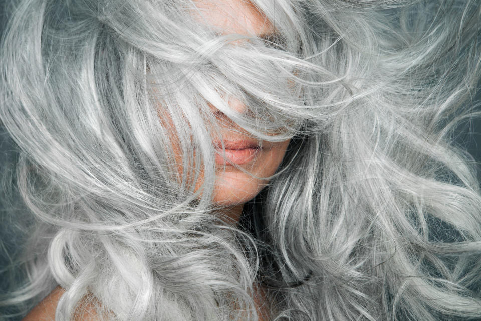 Graue Haare müssen nicht altbacken aussehen – Highlights zaubern eine tolle Silbermähne. (Bild: Getty Images)