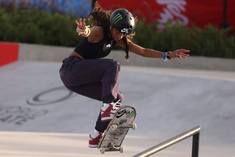 La brasileña Rayssa Leal compite en el Campeonato del Mundo de Skateboard, en Sharjah, en Emiratos Árabes Unidos, el 5 de febrero de 2023 (Karim Sahib)