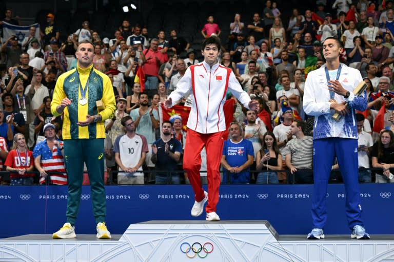 El australiano Kyle Chalmers (izquierda), el chino Pan Zhanle (centro) y el rumano David Popovici (derecha) en el podio de los 100 m libre en los Juegos Olímpicos de París 2024, en la Defense Arena, el 31 de julio de 2024 (Jonathan NACKSTRAND)