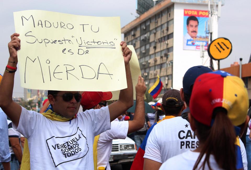 Seguidores de la oposición venezolana se manifiestan contra los resultados electorales, este martes en Caracas.