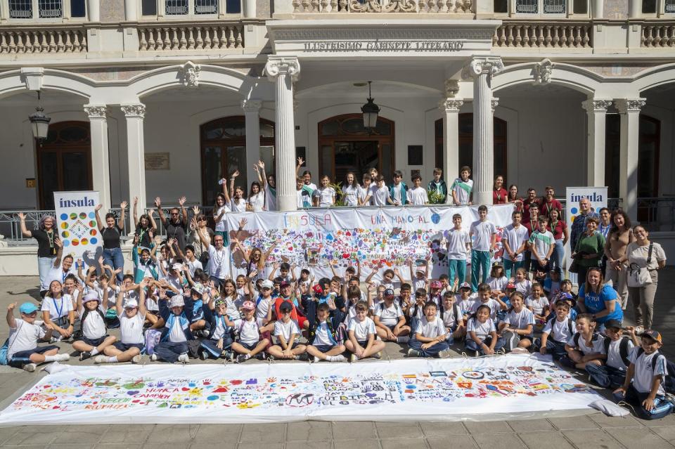 Niñas y niños de centros escolares de Gran Canaria dejaron su huella en una gran pancarta, con un lema: ‘Echemos una mano al planeta’. Sabrina Ceballos y Ernesto R. Ageitos, <a href="http://creativecommons.org/licenses/by/4.0/" rel="nofollow noopener" target="_blank" data-ylk="slk:CC BY;elm:context_link;itc:0;sec:content-canvas" class="link ">CC BY</a>