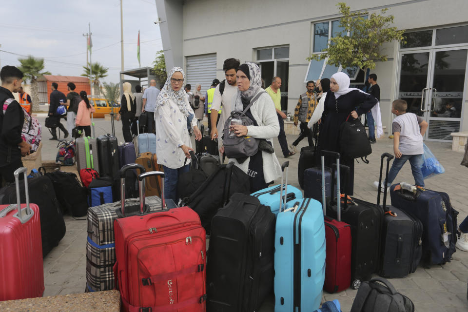 Palestinos llegan a un cruce fronterizo hacia Egipto, el lunes 13 de noviembre de 2023, en Rafah, Franja de Gaza. (AP Foto/Hatem Ali)