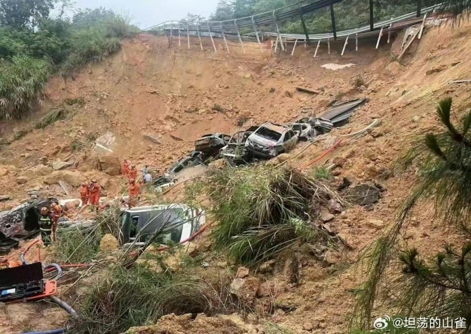 中國廣東省梅龍高速公路1日發生路面塌陷事故，至少23輛車陷落邊坡，多輛車堆疊起火。翻攝微博