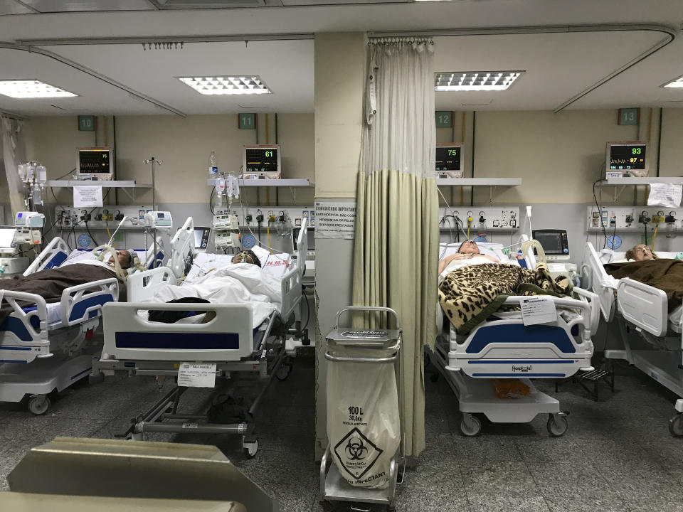 Pacientes enfermos de COVID-19 reciben tratamiento en el Hospital Municipal Salgado Filho el domingo 24 de mayo de 2020, en Río de Janeiro. (AP Foto/Leo Correa)