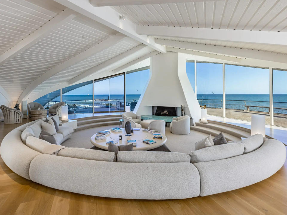 Das Wohnzimmer des Wave House, eine Ode des Architekten Harry Gesner an den Ozean. - Copyright: Simon Berlyn