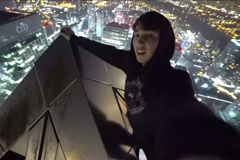 'Crazy': The cameraman touches the tip of the pyramid on One Canada Square (Night Scape)