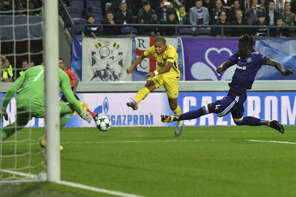 Kylian Mbappé a ouvert le score d’un tir du droit imparable mercredi soir en Belgique… (AP Photo/Geert Vanden Wijngaert)