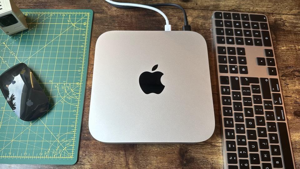 M2 Mac mini on a wooden desk