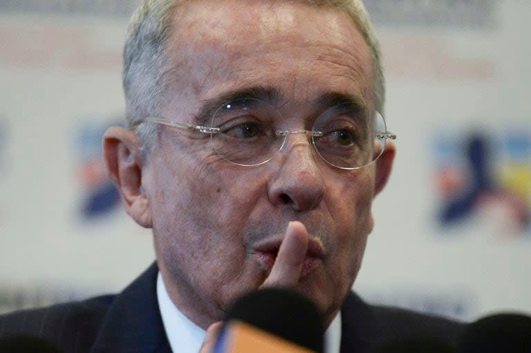 El expresidente Álvaro Uribe en una conferencia de prensa en 2022