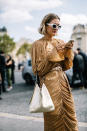 <a href="https://www.elle.fr/Mode/Les-conseils-mode/Look-de-fete#xtor=AL-541" rel="nofollow noopener" target="_blank" data-ylk="slk:Voir la suite des photos sur ELLE.fr;elm:context_link;itc:0;sec:content-canvas" class="link ">Voir la suite des photos sur ELLE.fr</a><br><h3> A lire aussi </h3><ul><li><a href="https://www.elle.fr/Noel/Mode/12-pulls-de-Noel-pour-attendre-le-25-decembre#xtor=AL-541" rel="nofollow noopener" target="_blank" data-ylk="slk:Nos pulls de Noël préférés pour patienter jusqu’au 25 décembre;elm:context_link;itc:0;sec:content-canvas" class="link ">Nos pulls de Noël préférés pour patienter jusqu’au 25 décembre</a></li><li><a href="https://www.elle.fr/Mode/Robe/Robe-du-soir#xtor=AL-541" rel="nofollow noopener" target="_blank" data-ylk="slk:20 robes du soir qui en jettent;elm:context_link;itc:0;sec:content-canvas" class="link ">20 robes du soir qui en jettent</a></li><li><a href="https://www.elle.fr/Mode/Chaussures/Chaussures-a-paillettes#xtor=AL-541" rel="nofollow noopener" target="_blank" data-ylk="slk:15 chaussures à paillettes qui en jettent;elm:context_link;itc:0;sec:content-canvas" class="link ">15 chaussures à paillettes qui en jettent</a></li><li><a href="https://www.elle.fr/Mode/Joaillerie-Horlogerie/Bijoux-dores#xtor=AL-541" rel="nofollow noopener" target="_blank" data-ylk="slk:30 bijoux dorés pour illuminer son look;elm:context_link;itc:0;sec:content-canvas" class="link ">30 bijoux dorés pour illuminer son look</a></li><li><a href="https://www.elle.fr/Astro/Horoscope/Quotidien#xtor=AL-541" rel="nofollow noopener" target="_blank" data-ylk="slk:Consultez votre horoscope sur ELLE;elm:context_link;itc:0;sec:content-canvas" class="link ">Consultez votre horoscope sur ELLE</a></li></ul>