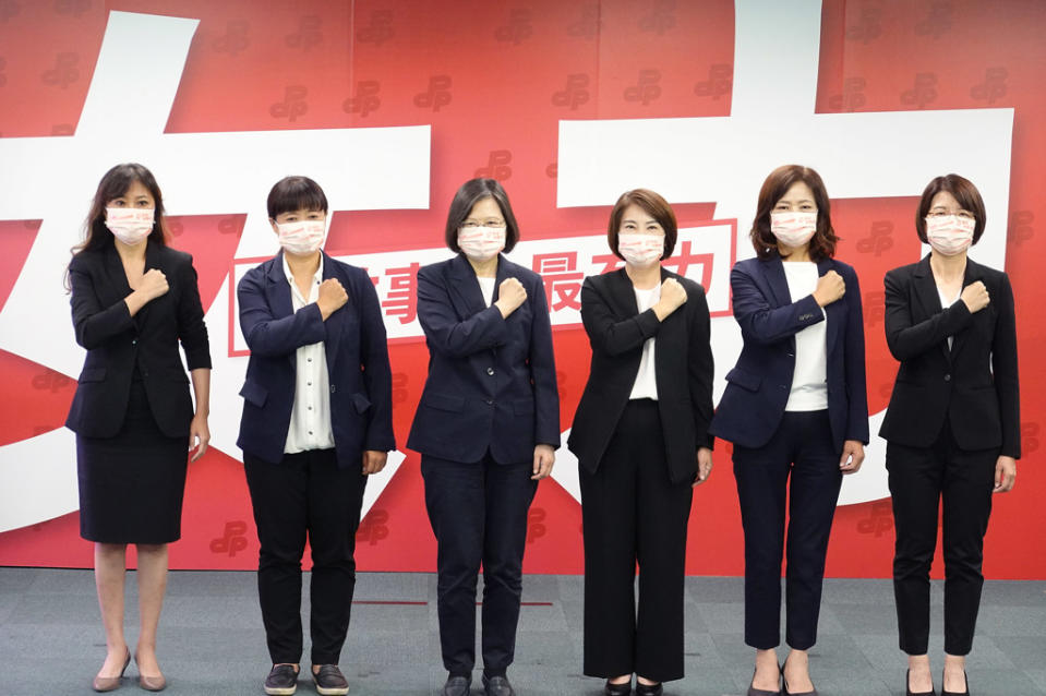 民進黨7日舉行「女力會做事」形象影片公布記者會，Kolas Yotaka（左起）、蔡培慧、蔡英文、周春米、沈慧虹、黃秀芳出席。（姚志平攝）