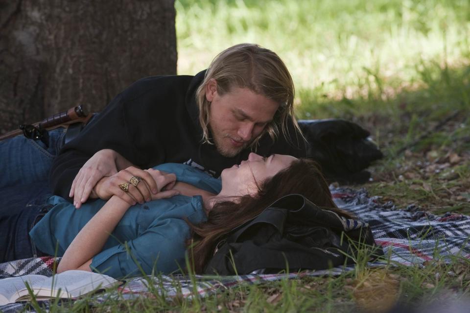 <p>Ein Bild aus glücklicheren Tagen: Jax (Charlie Hunnam) und Tara (Maggie Siff) konnten in der Biker-Serie selten abschalten - vor allem nicht, nachdem Jax' Mutter Gemma ihre Schwiegertochter ermordet hatte. Viele gaben ihr Leben in "Sons of Anarchy", doch dieser Mord nahm die Serienfans besonders mit. (Bild: Fox)</p> 