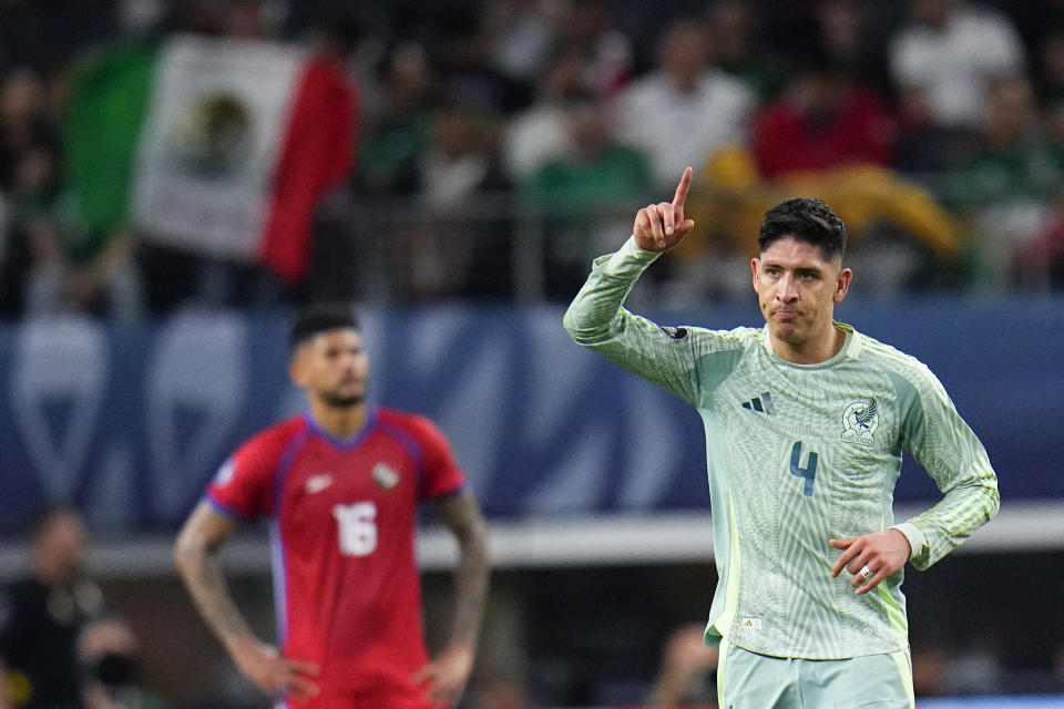 Edson Alvarez de México reacciona tras anotar en el encuentro de semifinal de la Liga de Naciones CONCACAF ante Panamá el jueves 21 de marzo del 2024. (AP Foto/Julio Cortez)