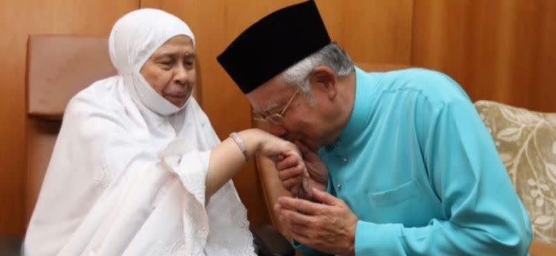 Tun Rahah Mohamed Noah, mother of Datuk Seri Najib Razak, passed away today at 87. — Picture via Facebook