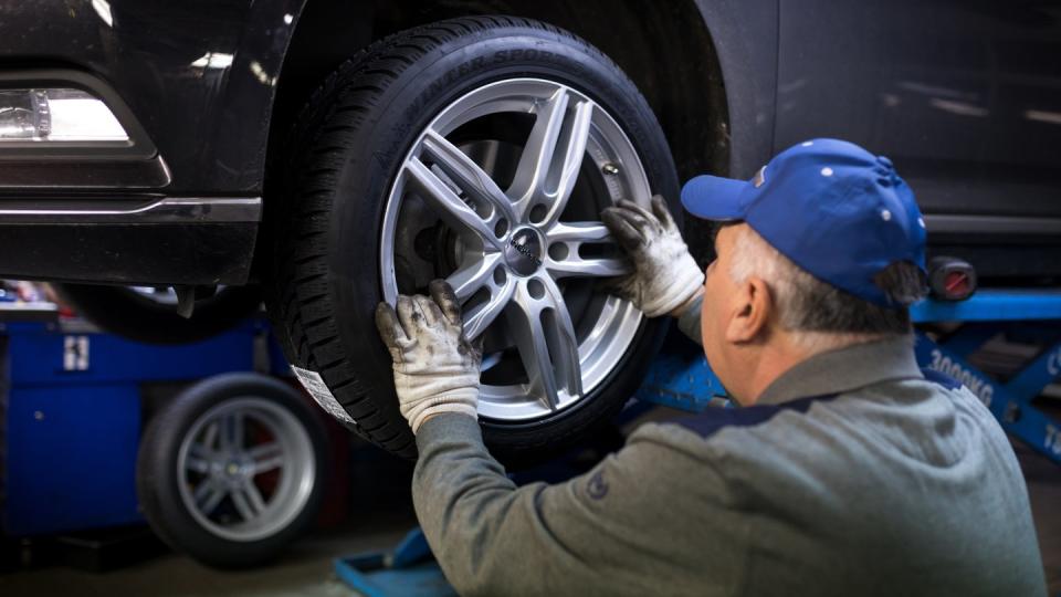 Ein Kfz-Meister kann auch als angestellter Arbeitnehmer gelten, wenn er bei der Arbeit für einen Autoservicebetrieb sein eigenes Werkzeug verwendet.