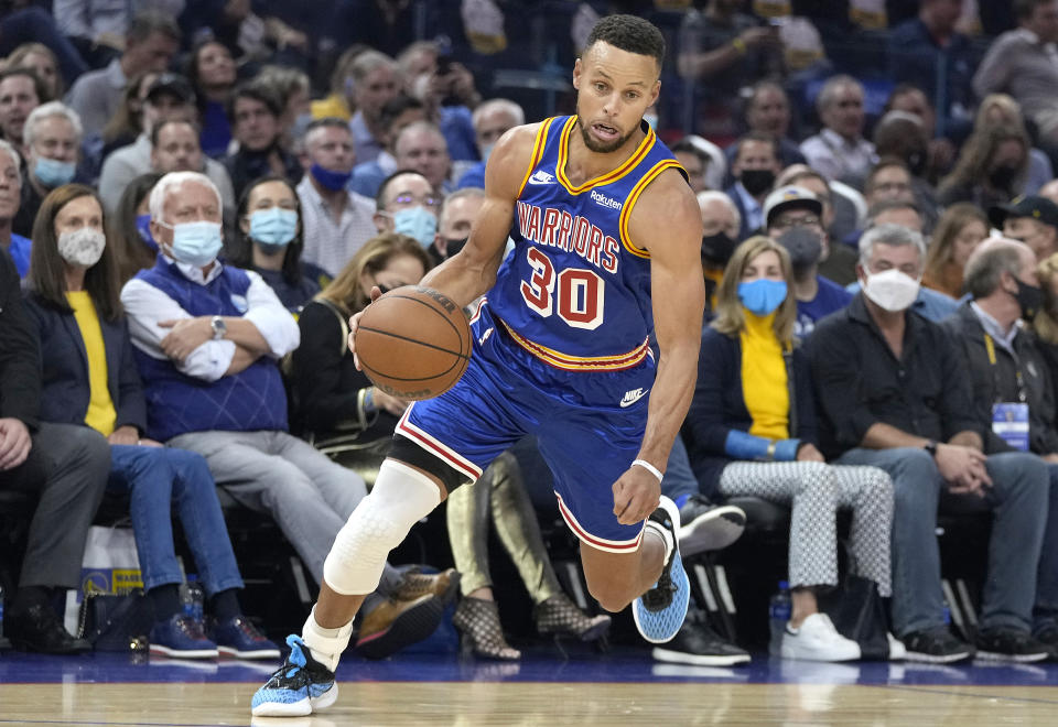 SAN FRANCISCO, CALIFORNIA - OCTOBER 21: Stephen Curry #30 of the Golden State Warriors drives towards the basket against the LA Clippers during the first quarter at Chase Center on October 21, 2021 in San Francisco, California. NOTE TO USER: User expressly acknowledges and agrees that, by downloading and/or using this photograph, User is consenting to the terms and conditions of the Getty Images License Agreement. (Photo by Thearon W. Henderson/Getty Images)