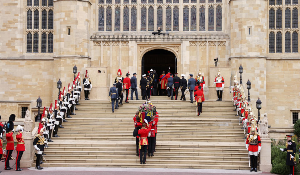 WINDSOR, ENGLAND - SEPTEMBER 19: The coffin of Queen Elizabeth II arrives outside of St Georges chapel inside Windsor castle on September 19, 2022 in Windsor, England. The committal service at St George's Chapel, Windsor Castle, took place following the state funeral at Westminster Abbey. A private burial in The King George VI Memorial Chapel followed. Queen Elizabeth II died at Balmoral Castle in Scotland on September 8, 2022, and is succeeded by her eldest son, King Charles III. (Photo by Richard Pohle - WPA Pool/Getty Images)