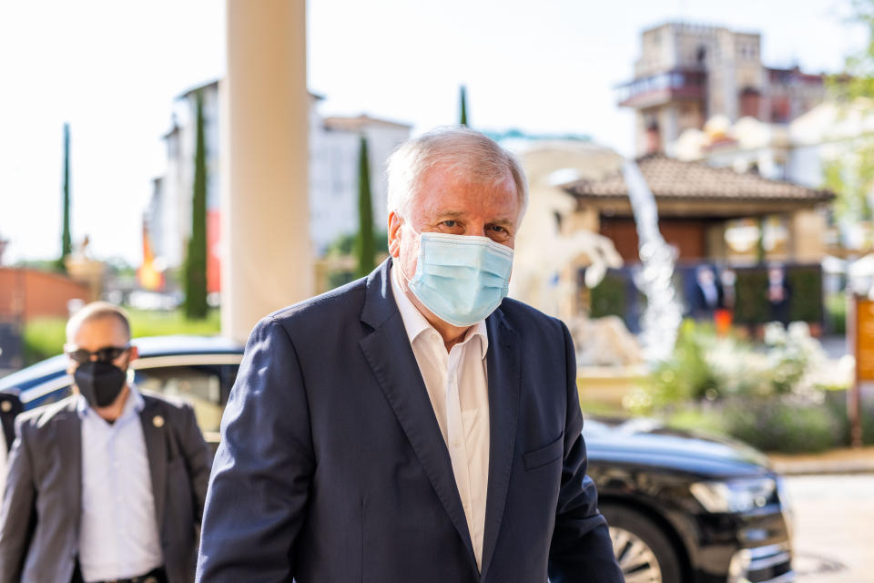 Horst Seehofer (CSU), Bundesinnenminister, trifft im Vorfeld der Innenministerkonferenz am Hotel im Europa-Park ein.