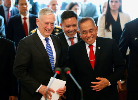 Visiting U.S. Secretary of Defense Jim Mattis and Indonesia's Defence Minister Ryamizard Ryacudu arrive to address the media at the Defence Ministry in Jakarta, Indonesia January 23, 2018. REUTERS/Darren Whiteside