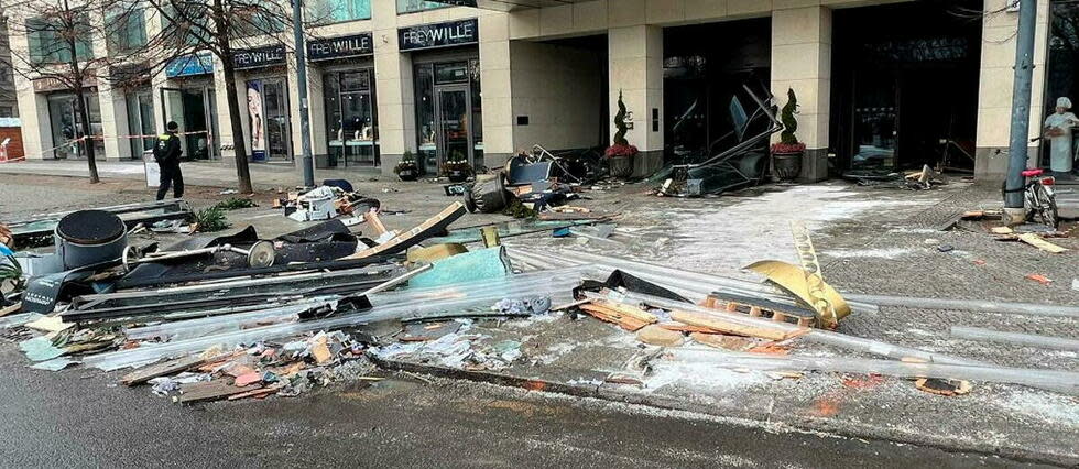 Les débris de l'aquarium se sont éparpillés jusqu'à l'extérieur de l'hôtel.  - Credit:CUNEYT KARADAG / ANADOLU AGENCY / Anadolu Agency via AFP