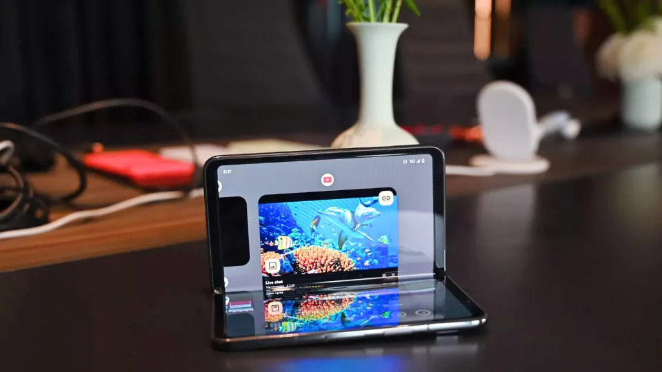 Google Pixel Fold tabletop mode