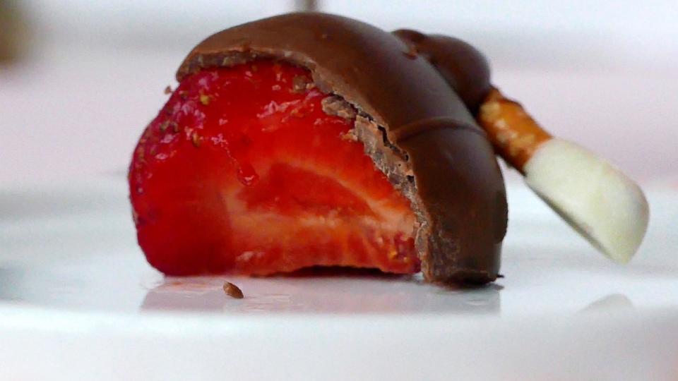 PHOTO:  Chocolate covered strawberry turkeys are an easy Thanksgiving dessert. (Erin Phraner)