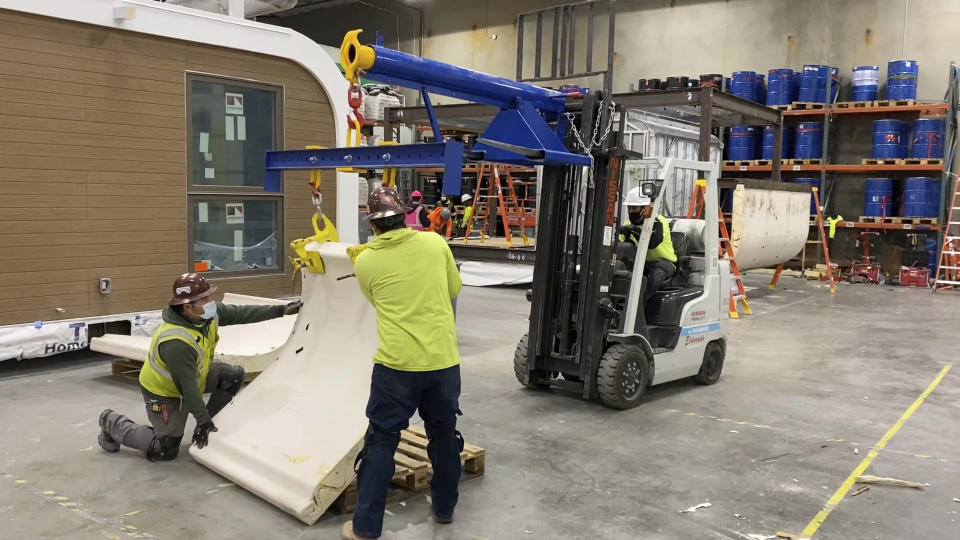 Personal de la firma Mighty Buildings ensambla una unidad construida con impresoras 3D en la fábrica de la empresa en Oakland, California, el 17 de marzo del 2021. (AP Photo/Terry Chea)