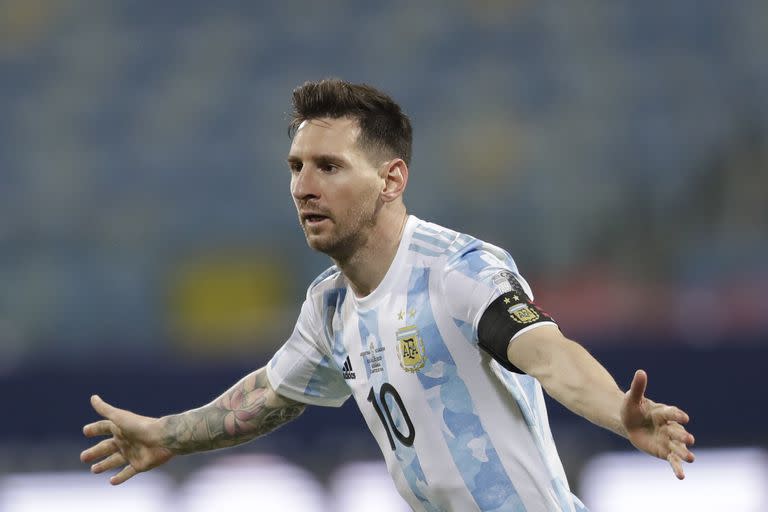 Lionel Messi, de la selección de Argentina, festeja tras marcar el tercer tanto ante Ecuador en un duelo de cuartos de final de la Copa América, realizado el sábado 3 de julio de 2021 en Goiania, Brasil (AP Foto/Andre Penner)