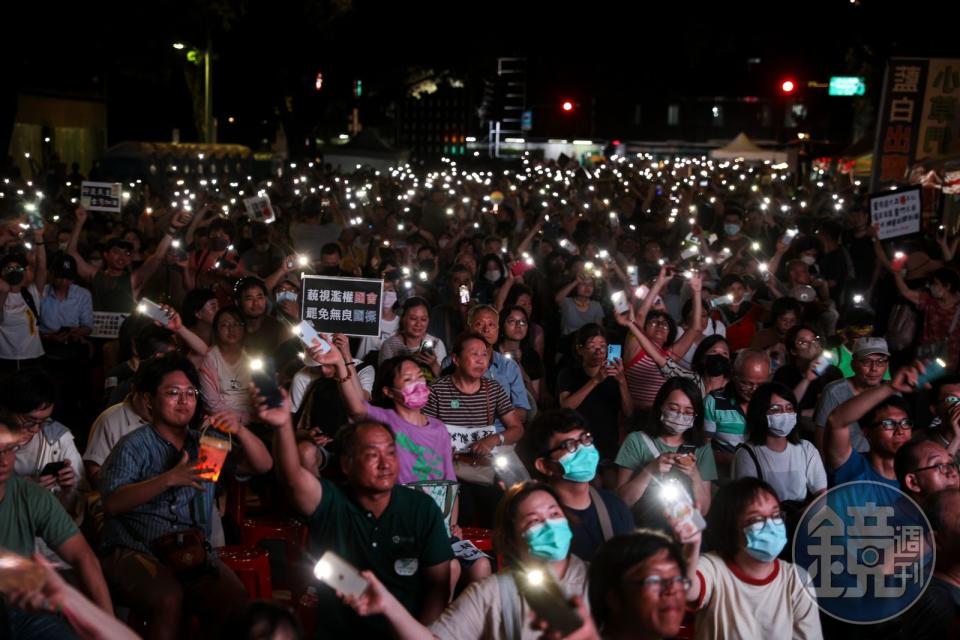 6月21日覆議遭否決後，晚間立院外聚集眾多民眾。