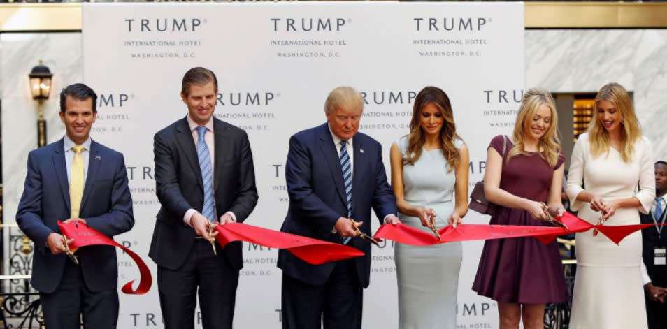 In Washington hat die Familie Trump feierlich das Band bei der Eröffnung des neuen Trump International Hotels durchschnitten. V. l. n. r.: Donald Trump jr., Eric Trump, Donald, Melania, Tiffany und Ivanka Trump. (Foto: Gary Cameron/Reuters)