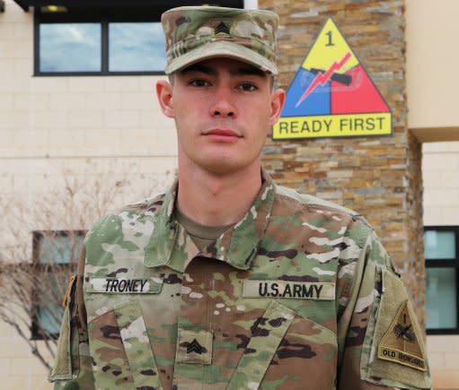 Der „Iron Soldier“ Trey Troney rettet einem Mann nach einem Autounfall das Leben. Jetzt feiert das Land seinen Helden. Foto: army.mil / Staff Sgt. Killo Gibson