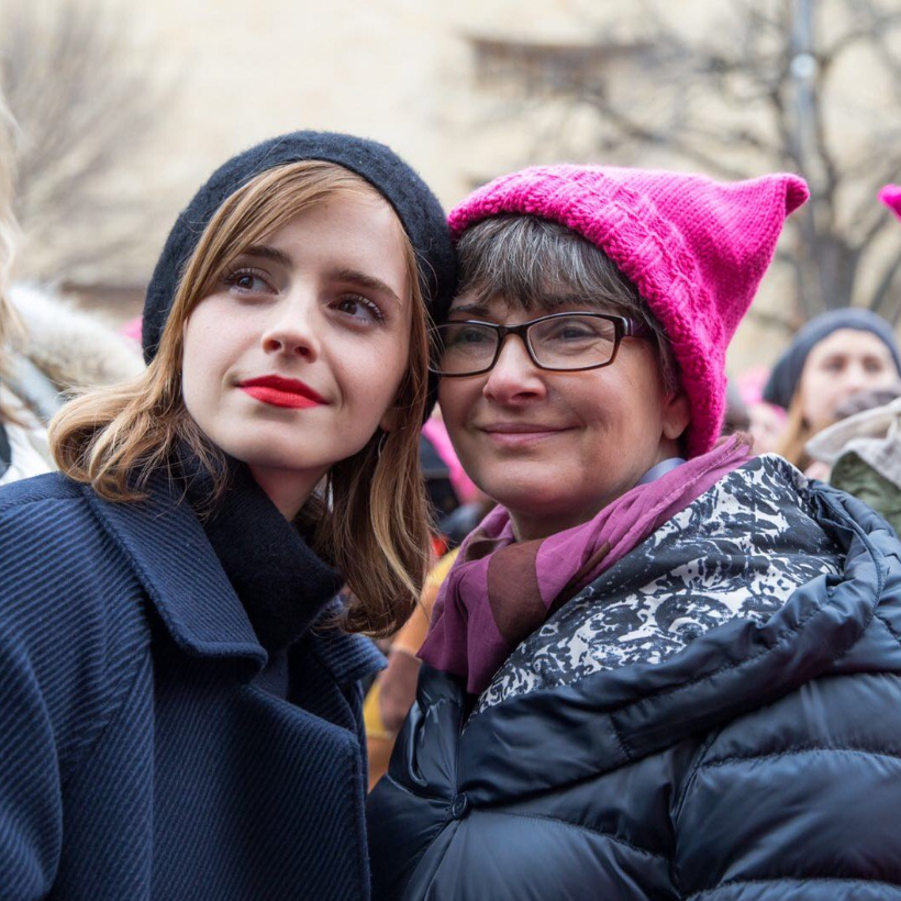 These photos of Emma Watson marching with her mom are a surefire way to warm your heart