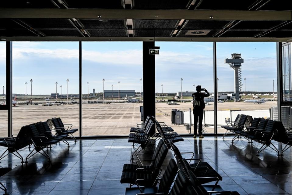 Die verglasten Fronten des Terminals laden zum Beobachten des Flughafengeschehens ein. Der Blick geht Richtung Westen auf den Tower.<span class="copyright">Reto Klar / FUNKE Foto Services</span>