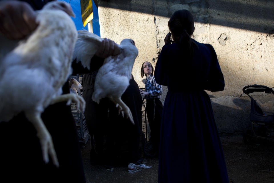 <p>Ultra-Orthodox Jews hold chickens during the Kaparot ritual in Bnei Brak, Israel, Thursday, Sept. 28, 2017. Observant Jews believe the ritual transfers one’s sins from the past year into the chicken, and is performed before the Day of Atonement, Yom Kippur, the holiest day in the Jewish year which starts at sundown Friday. (Photo: Oded Balilty/AP) </p>