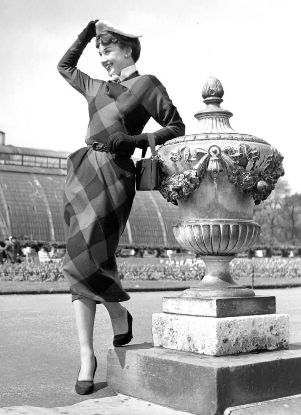 En esta imagen podemos ver a Hepburn en 1950, antes de consolidar su carrera como actriz. Posó en Kew Gardens (Londres) con un elegante vestido por debajo de la rodilla con estampado de cuadros. (Foto: Bert Hardy / Getty Images)