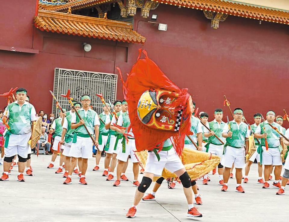 台南金獅陣是由宋江陣蛻變而來，「獅頭」在金獅陣裡的地位頗高，是表演的主角，也是此陣的祀神。圖／杜淑諭